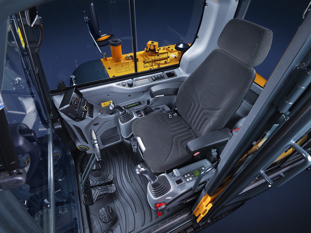 De nieuwe HX65A is de meest compacte en manoeuvreerbare rupsgraafmachine uit onze A-serie, maar biedt desondanks hoge prestaties en een uitstekende brandstofzuinigheid. Zodoende is hij ideaal voor werkzaamheden in krappe bouwlocaties in steden waar een laag geluidsniveau en lage emissies eveneens belangrijk zijn.